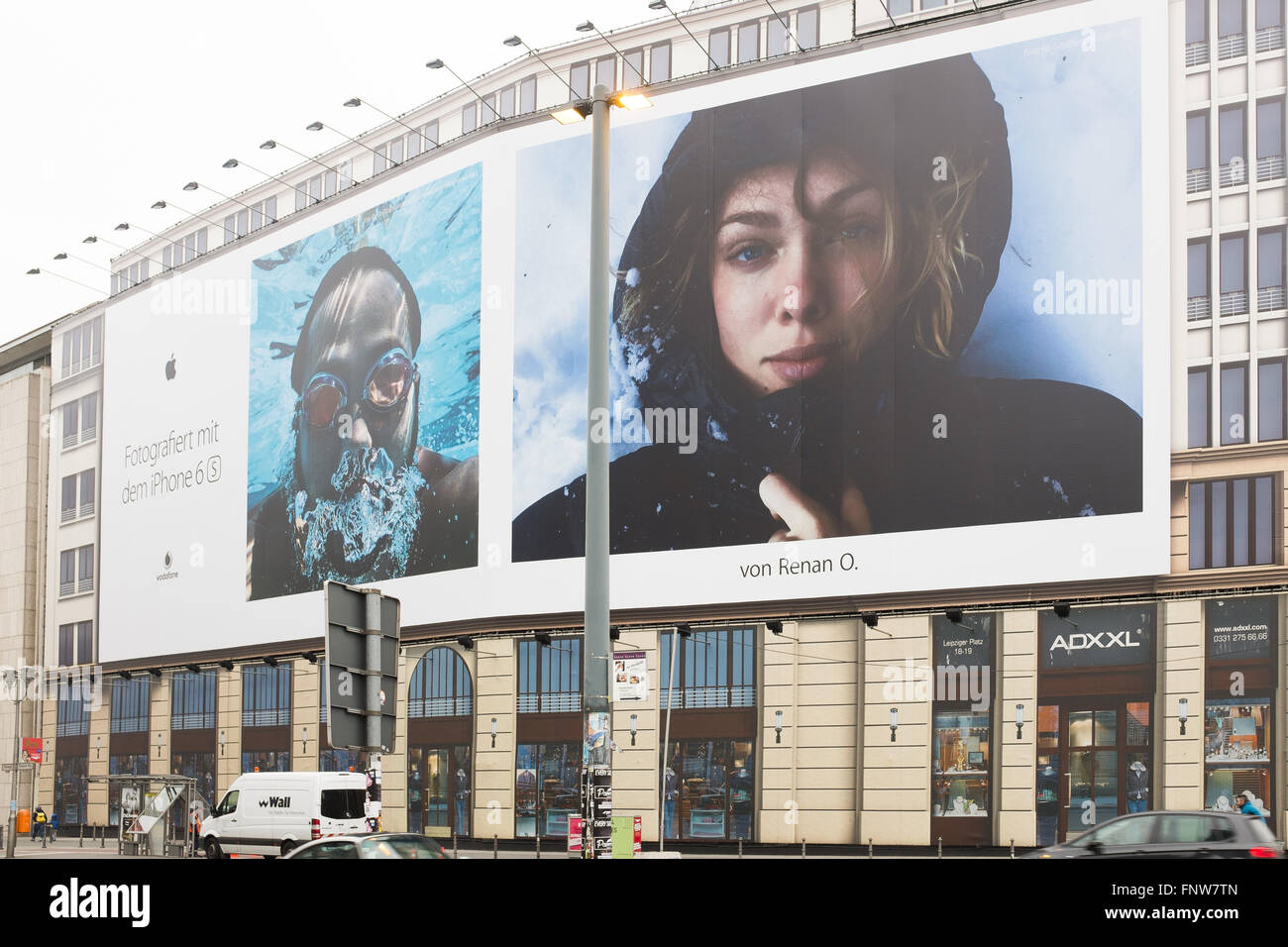 Berlino, 11 marzo: enorme bacheca pannello pubblicitario per iPhone 6S a  copertura di un edificio in costruzione in Potsdamer Platz in B Foto stock  - Alamy