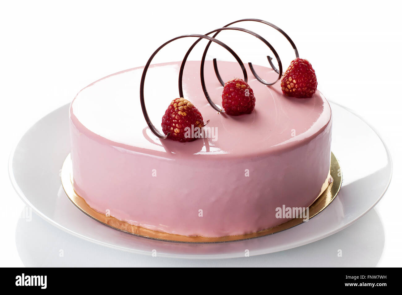 Pasta: Lampone torta con gelatine e souffle. Isolato su bianco - immagine di stock Foto Stock