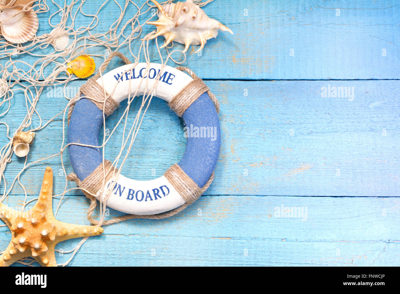 Vacanze in spiaggia viaggio marino concetto di sfondo su schede di blu con conchiglie Foto Stock
