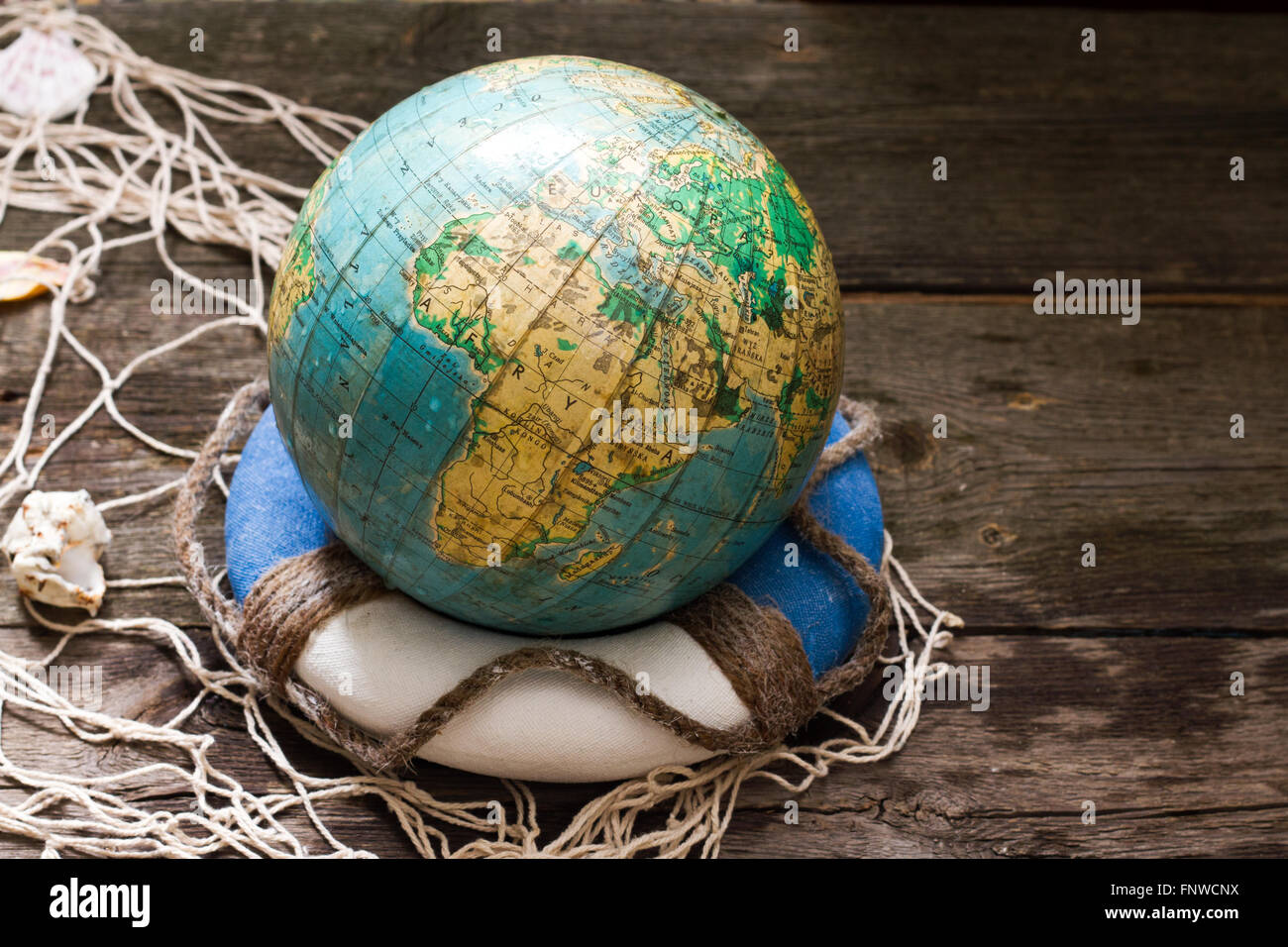 Globo sul salvagente per la giornata della terra e salvare il concetto del mondo Foto Stock