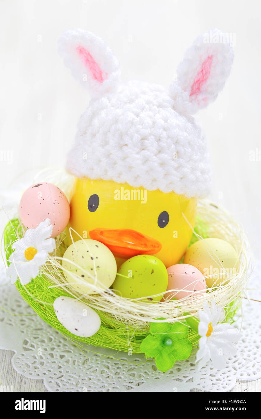 Decorazione di pasqua con po' di anatra e uova Foto Stock