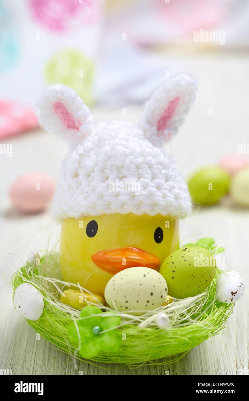Decorazione di pasqua con po' di anatra e uova Foto Stock