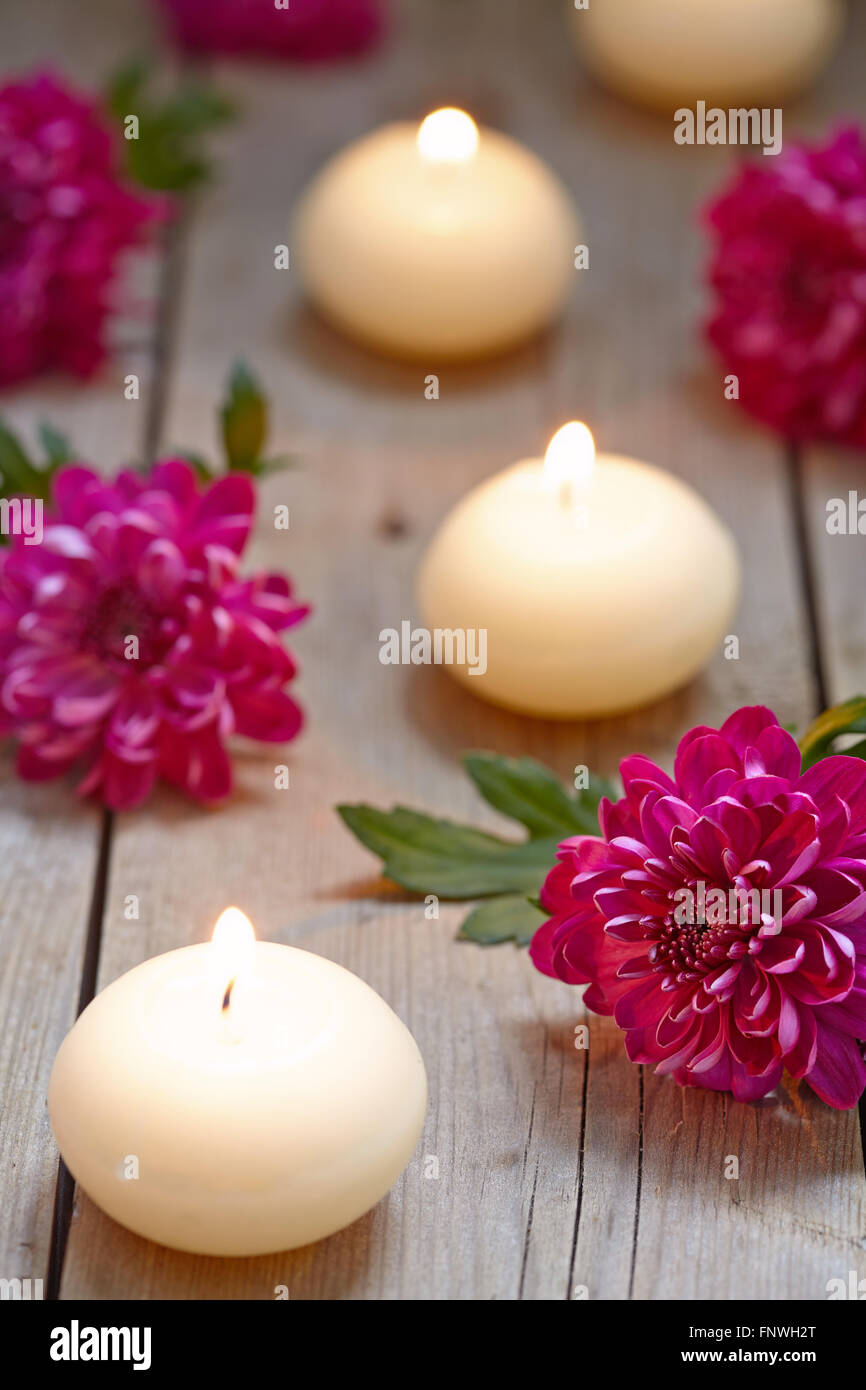 Tema Spa con candele e fiori Foto Stock