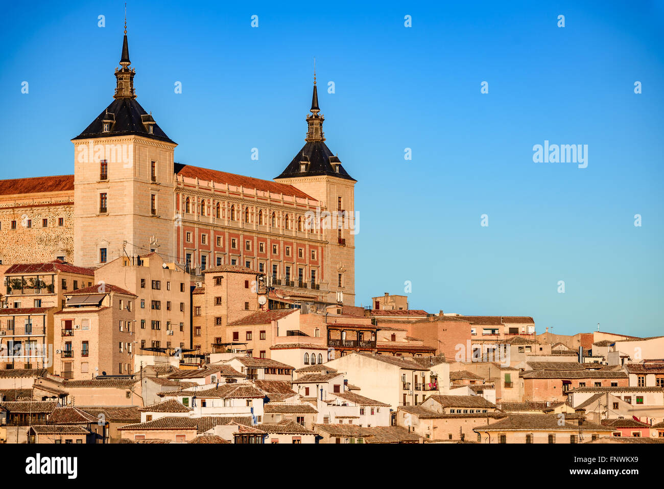 Toledo, Spagna. Alcazar vista nella città antica su una collina sopra il fiume Tago, Castilla la Mancha medievale di attrazione Espana. Foto Stock