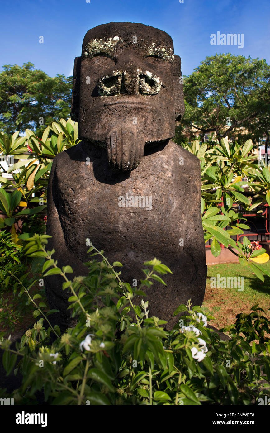 Papeete downtown tiki figura, Tahiti Nui, Isole della Società, Polinesia francese, South Pacific. Tikis: Gli antichi Polinesiani carve Foto Stock