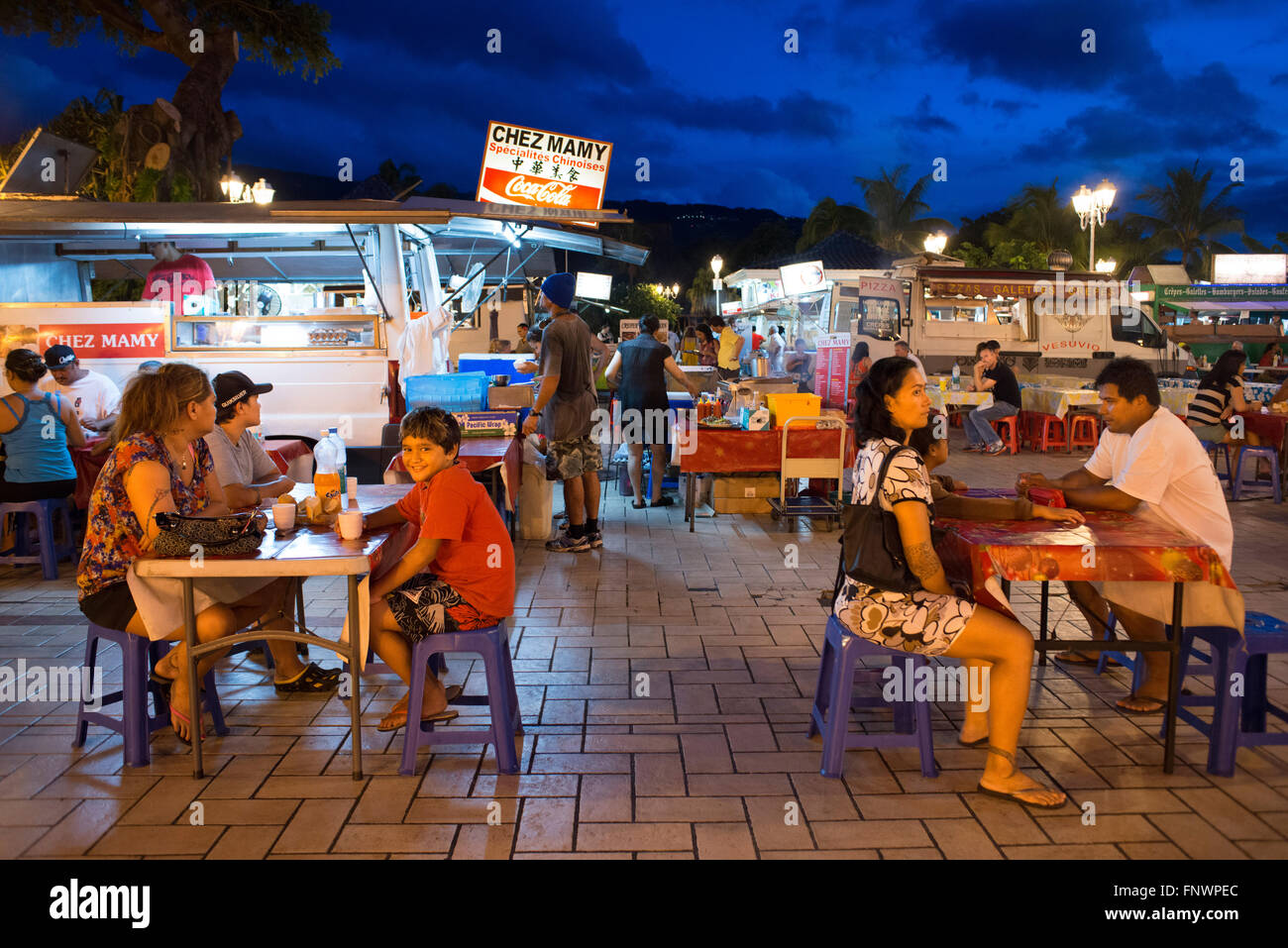 Sala da pranzo all'aperto in una piazza tra le roulotte furgoni alimentare a Papeete sull'isola di Tahiti, Tahiti Nui, Isole della Società, Polyn francese Foto Stock