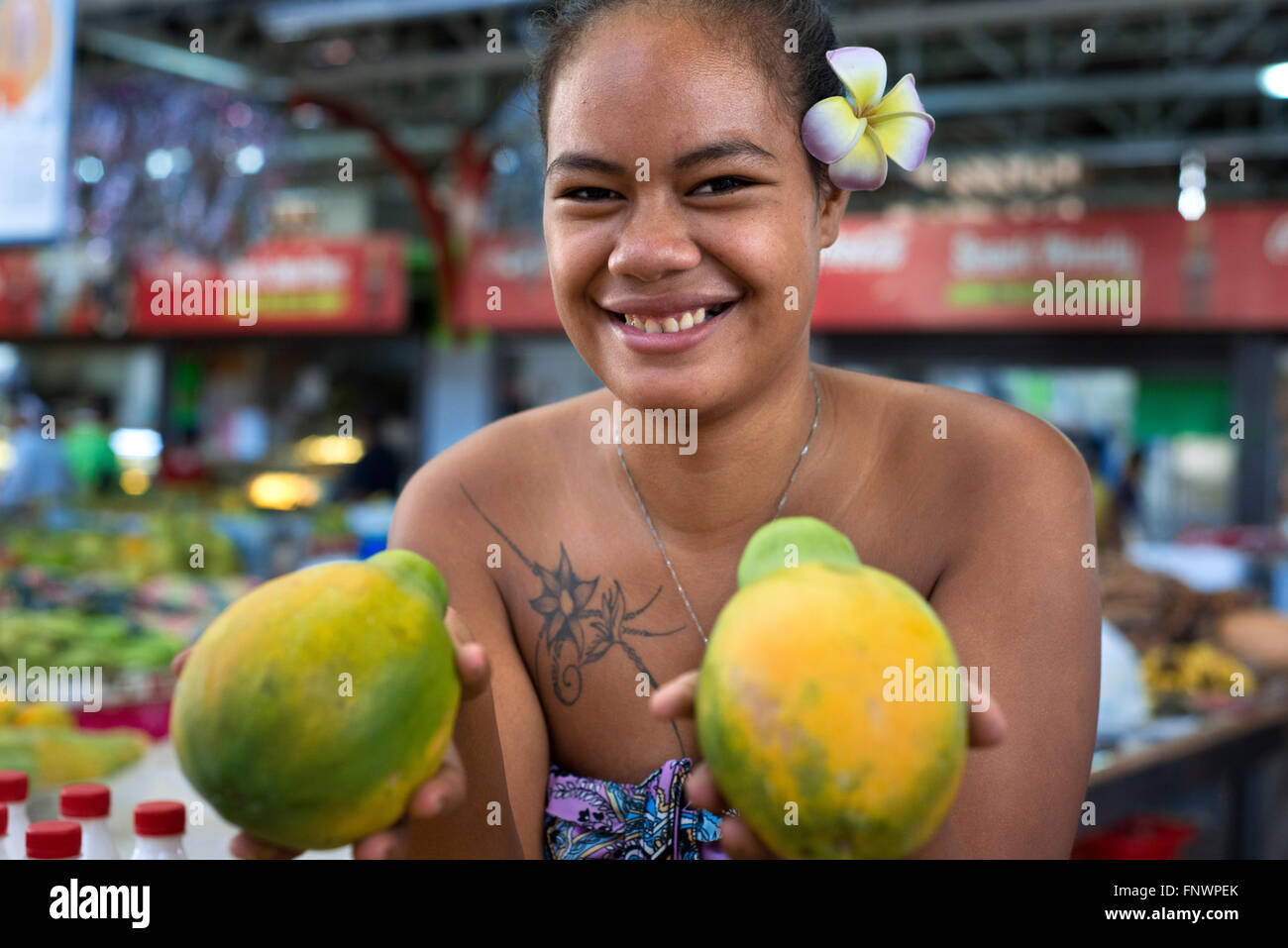 Donna venditore di frutta a Papeete comunale mercato coperto, Papeete, Tahiti, Polinesia Francese Tahiti Nui, Isole della Società, Francese P Foto Stock