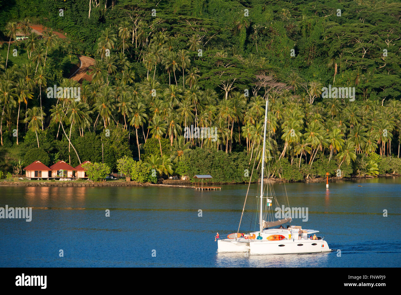 Una crociera in catamarano la baia di Hamanee in Tahaa, Polinesia francese Isole della Società, isole del Pacifico e del Pacifico. Foto Stock