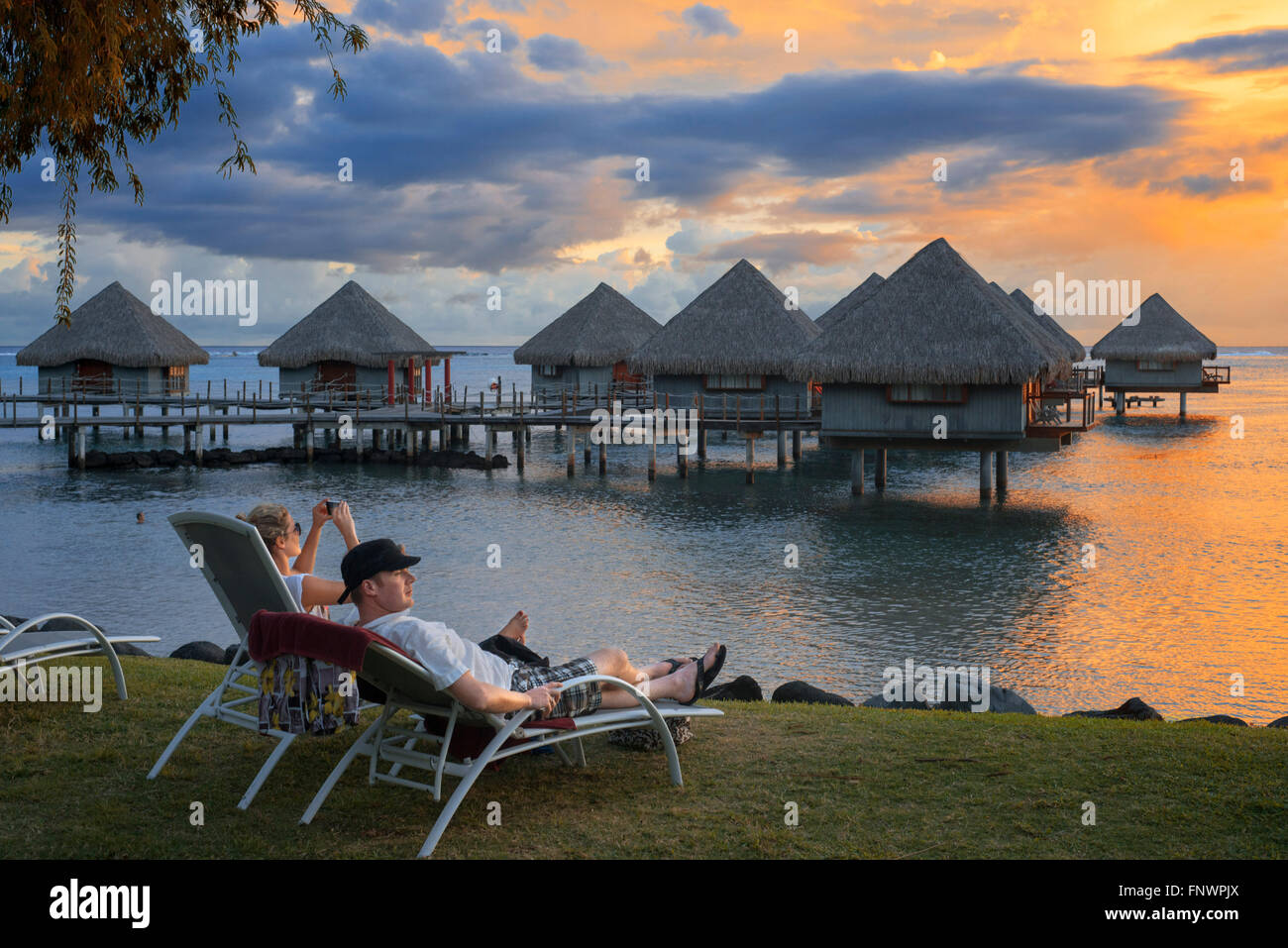 Romantico tramonto al Meridien Hotel sull'isola di Tahiti, Polinesia Francese Tahiti Nui, Isole della Società, Polinesia francese, Sout Foto Stock