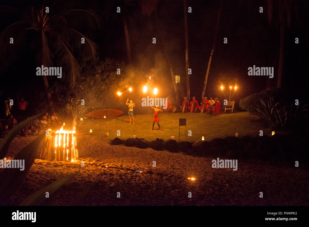 Fire show al Meridien Hotel sull'isola di Tahiti, Polinesia Francese Tahiti Nui, Isole della Società, Polinesia francese, Sud Paci Foto Stock Fire show al Meridien Hotel sull'isola di Tahiti, Polinesia Francese Tahiti Nui, Isole della Società, Polinesia francese, Sud Paci Foto Stock