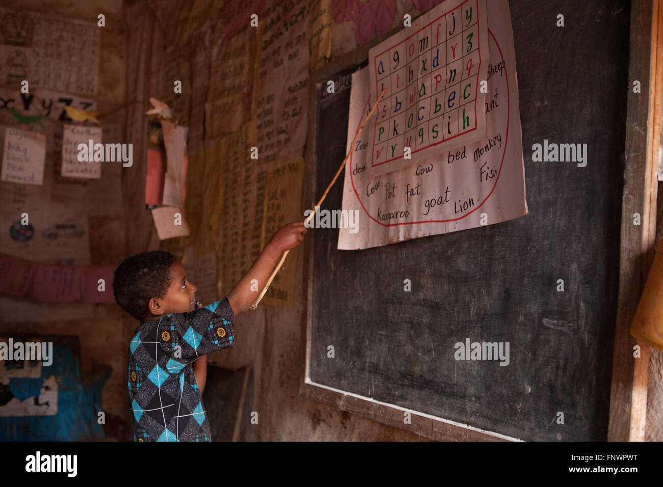 Un alunno legge ad alta voce dalla lavagna in una scuola in Finote Selam, Etiopia, Africa Foto Stock