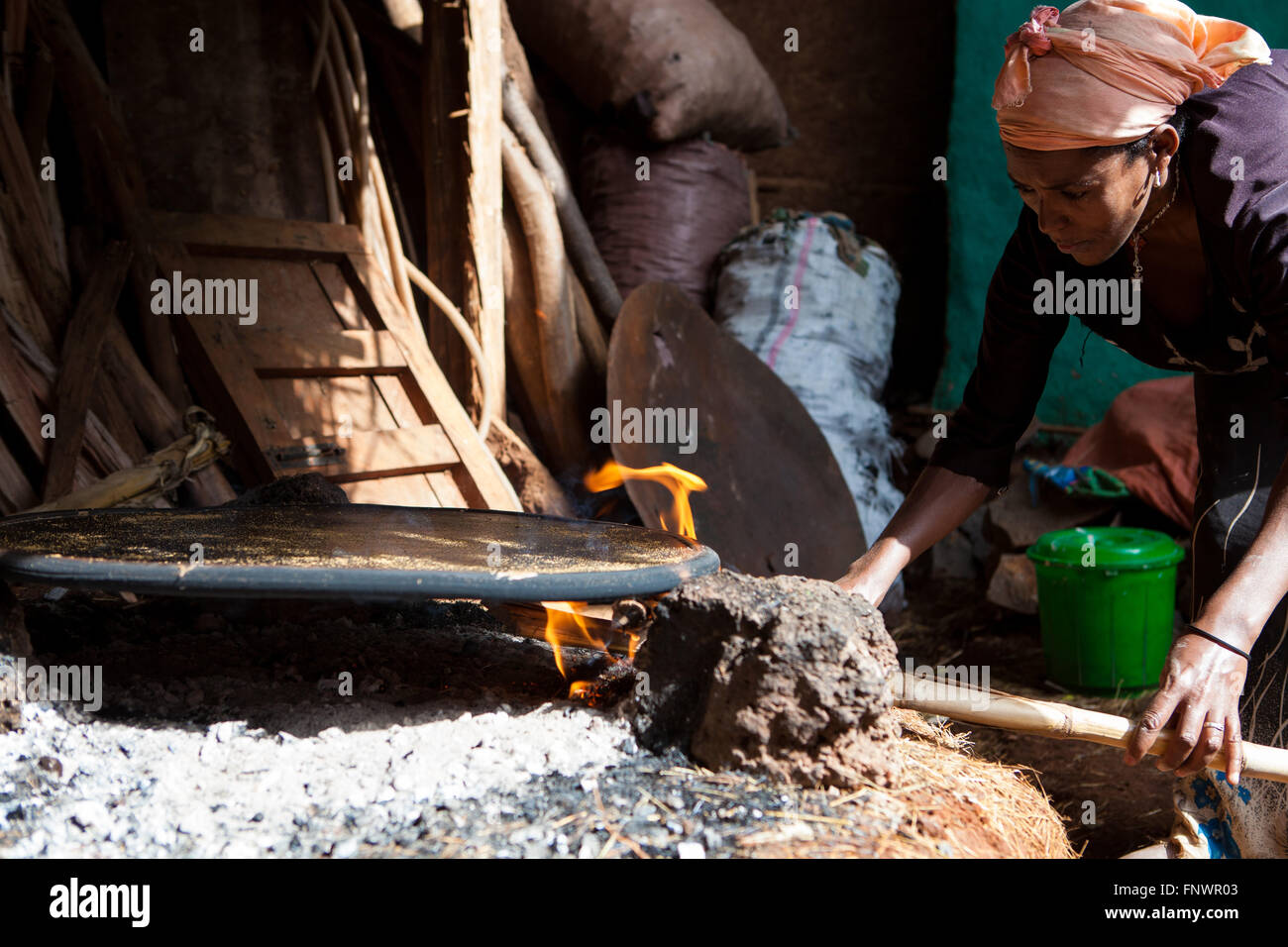 Un fuoco aperto essendo accesa in preparazione per la cottura Injera, una pasta madre flatbread popolare in Etiopia. Foto Stock