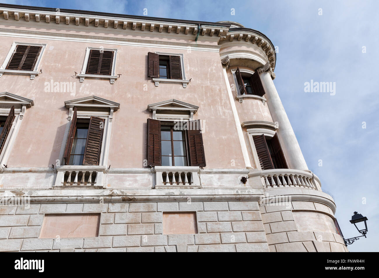 Vecchio Mediterraneo residenziale facciata di casa a Pirano, Slovenia Foto Stock
