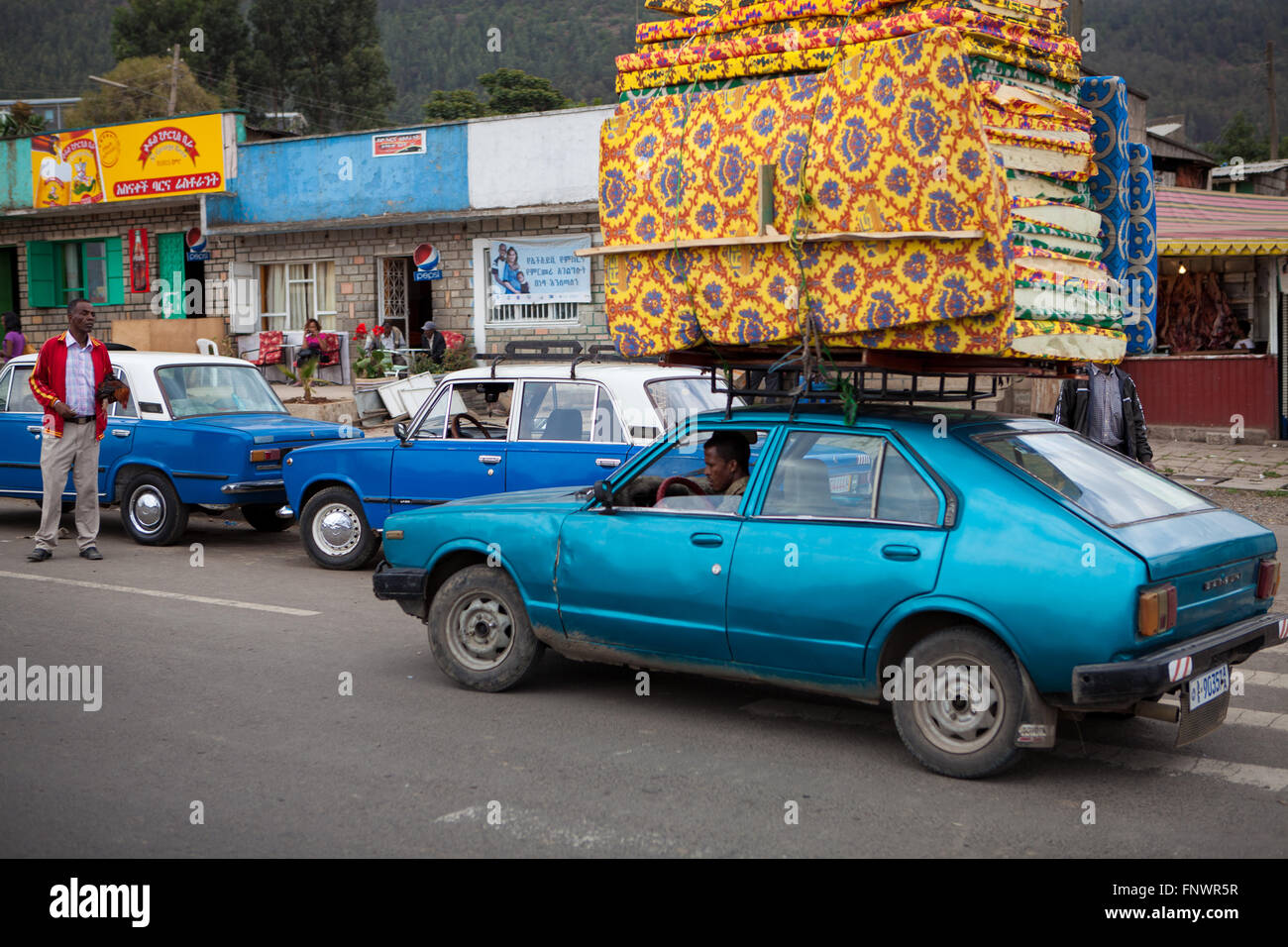 Materassi impilati sul tetto di una vettura in Etiopia ad Addis Abeba. Foto Stock
