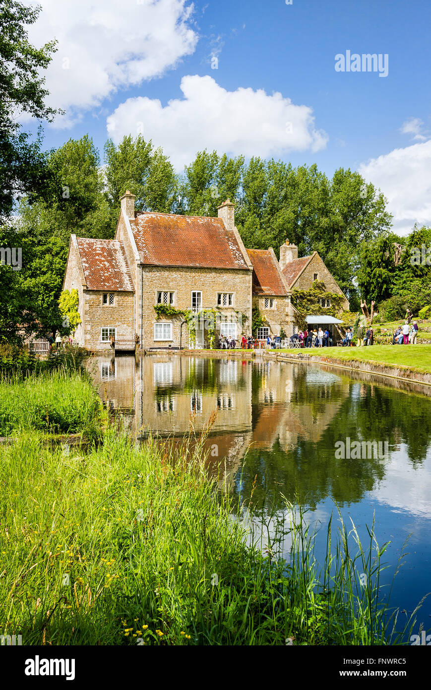 Fiume Wylye che fluisce attraverso un giardino al processo del Mulino Crockerton WILTSHIRE REGNO UNITO Foto Stock