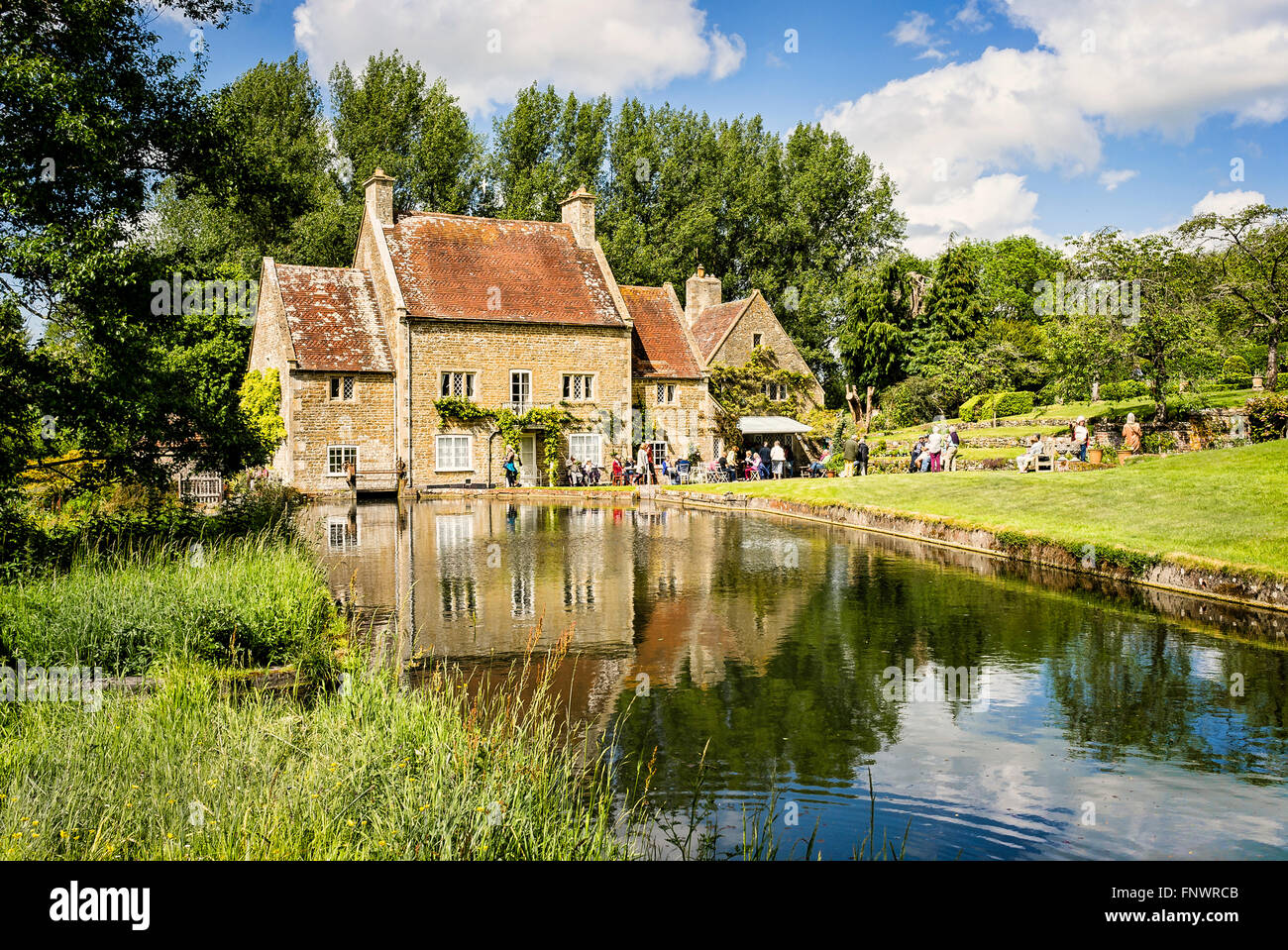 Processo del mulino con Wylye sul fiume che scorre attraverso il giardino aperto per NGS Carità evento Foto Stock