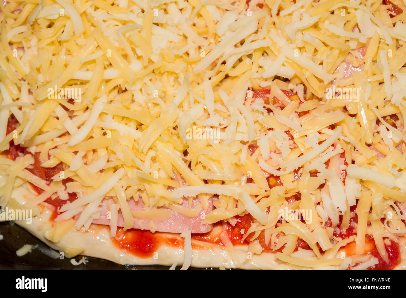 Per la cottura della pizza con varietà di condimenti Foto Stock