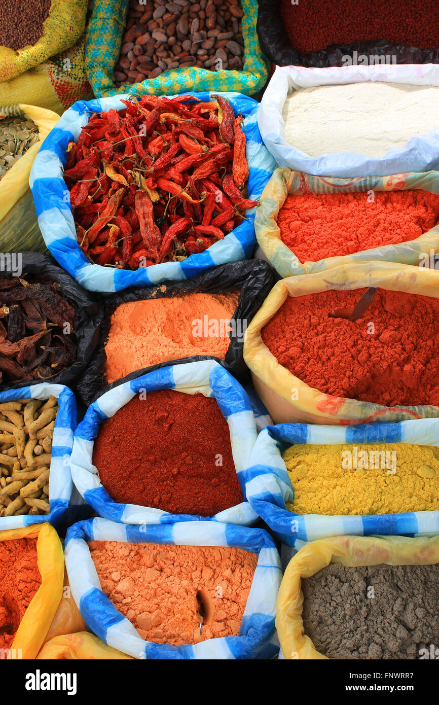 Colorato di erbe e di spezie per la vendita in un mercato di Otavalo, Ecuador Foto Stock