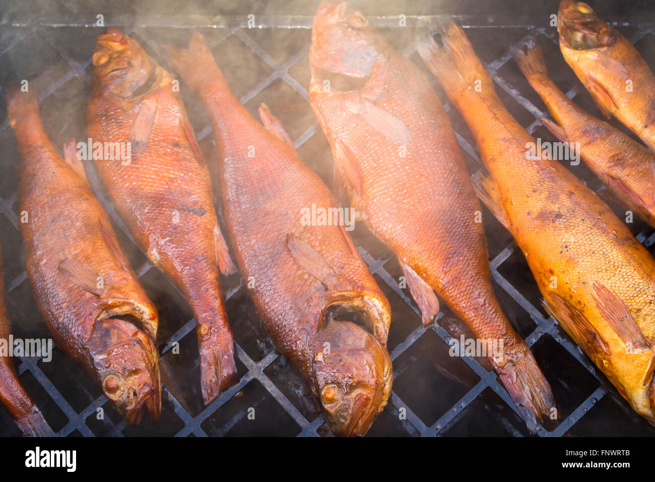 Il pesce affumicato in un smokehouse Foto Stock