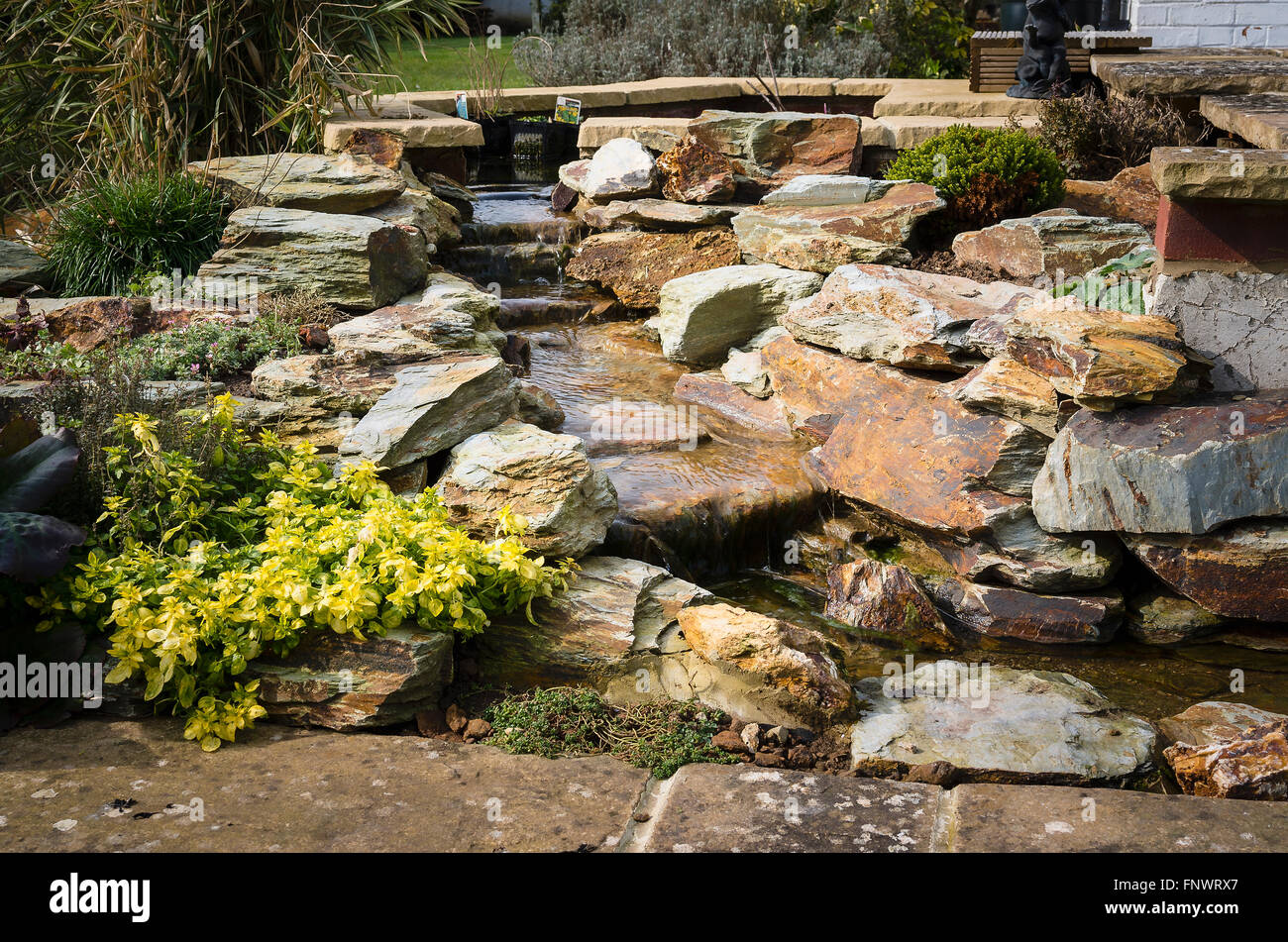 Un nuovo piccolo giardino acqua utilizzando la funzione Welsh Slate rocce Foto Stock