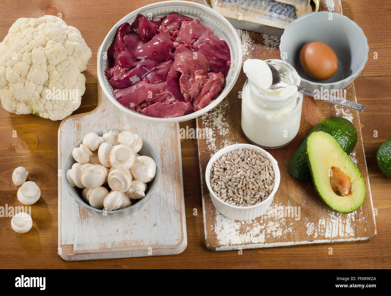 Gli alimenti più in alto in vitamina B5 (Acido Pantotenico) su un tavolo di legno. Foto Stock