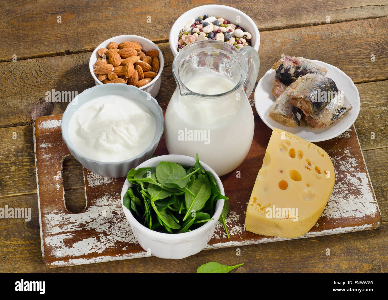 Gli alimenti più in alto in calcio su una tavola di legno. Vista superiore Foto Stock