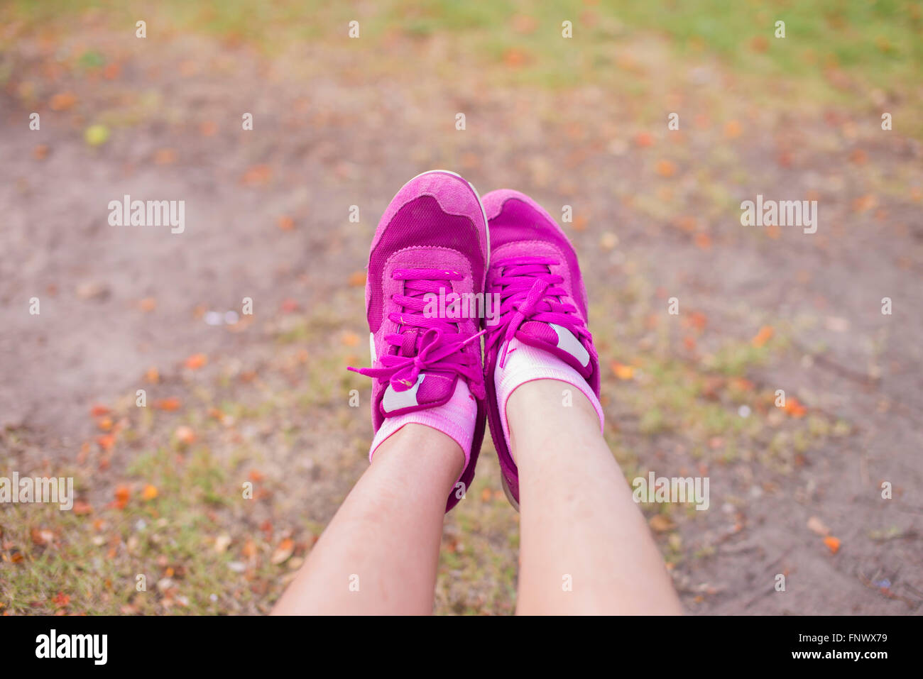 Vacanza vacanze. Donna piedi con scarpe viola della ragazza rilassante Foto Stock