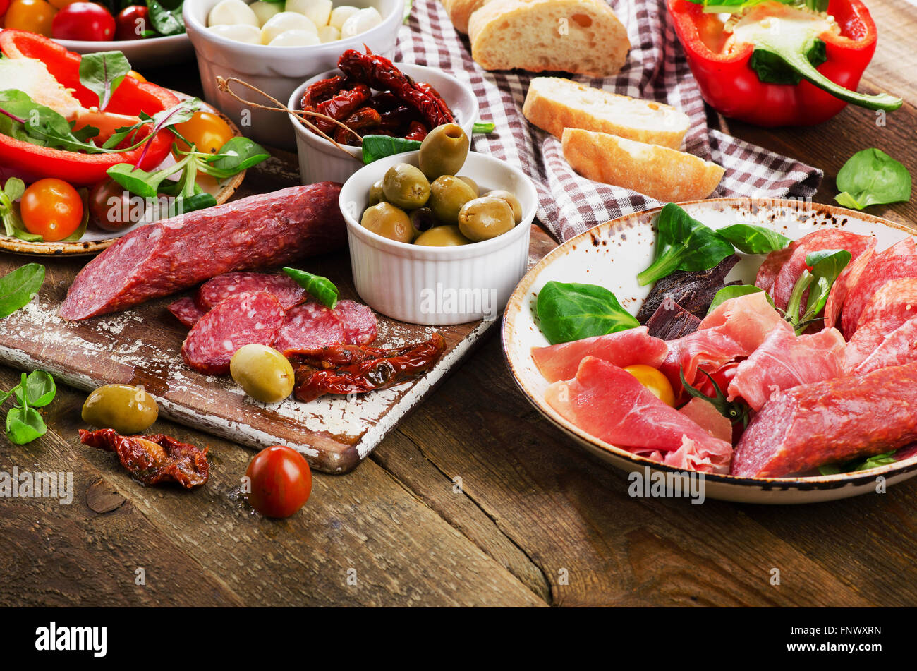 Antipasto set. Italiano cibo sano sulla tavola di legno. Foto Stock