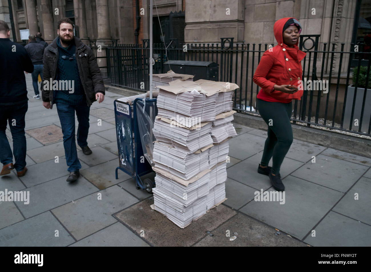 Pila di free Evening Standard quotidiani volley per la sera in omaggio su Bishopsgate, città di Londra, Inghilterra, Regno Unito. Foto Stock