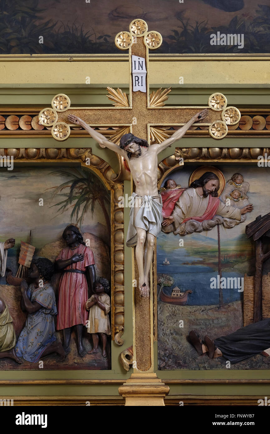 Croce sull'altare nella Basilica del Sacro Cuore di Gesù a Zagabria in Croazia il 14 settembre, 2015 Foto Stock