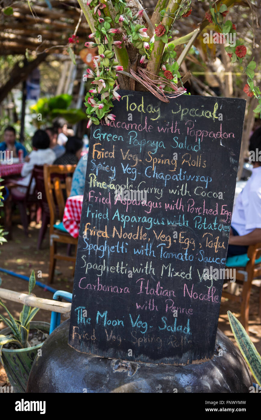 Lavagna colorato menu vegetariano al cafe di Bagan, Myanmar (Asia) Foto Stock
