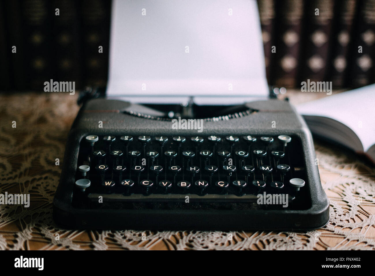 Macchina da scrivere vintage e libri antichi Foto Stock