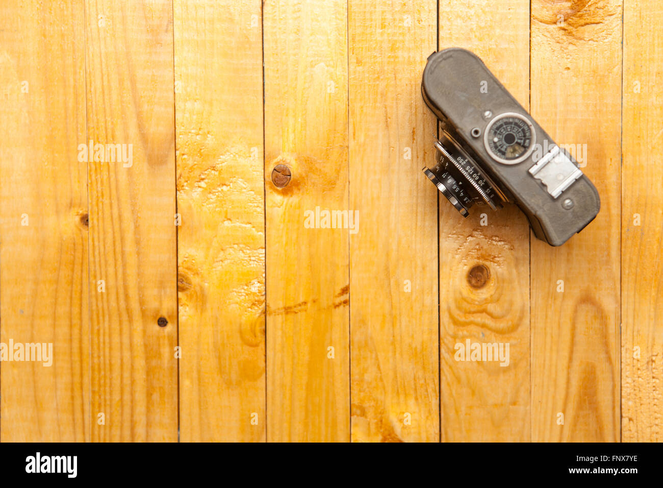 Vecchia macchina fotografica su un sfondo di legno Foto Stock