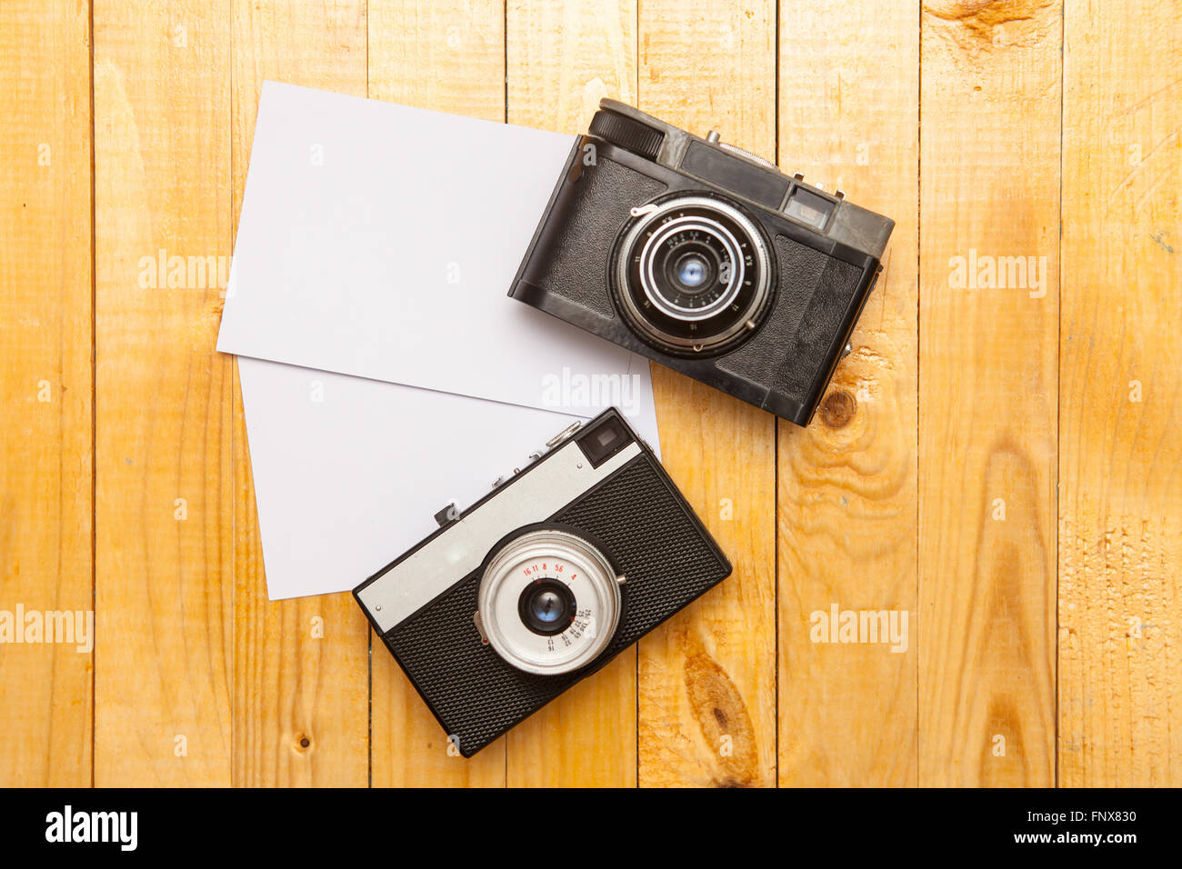 Vecchia macchina fotografica con una foto su uno sfondo di legno Foto Stock
