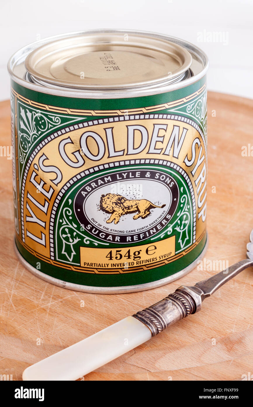 Lyle sciroppo dorato nel suo distintivo verde e oro stagno commercializzati dal 1885 i mondi più antico marchio invariato il confezionamento Foto Stock