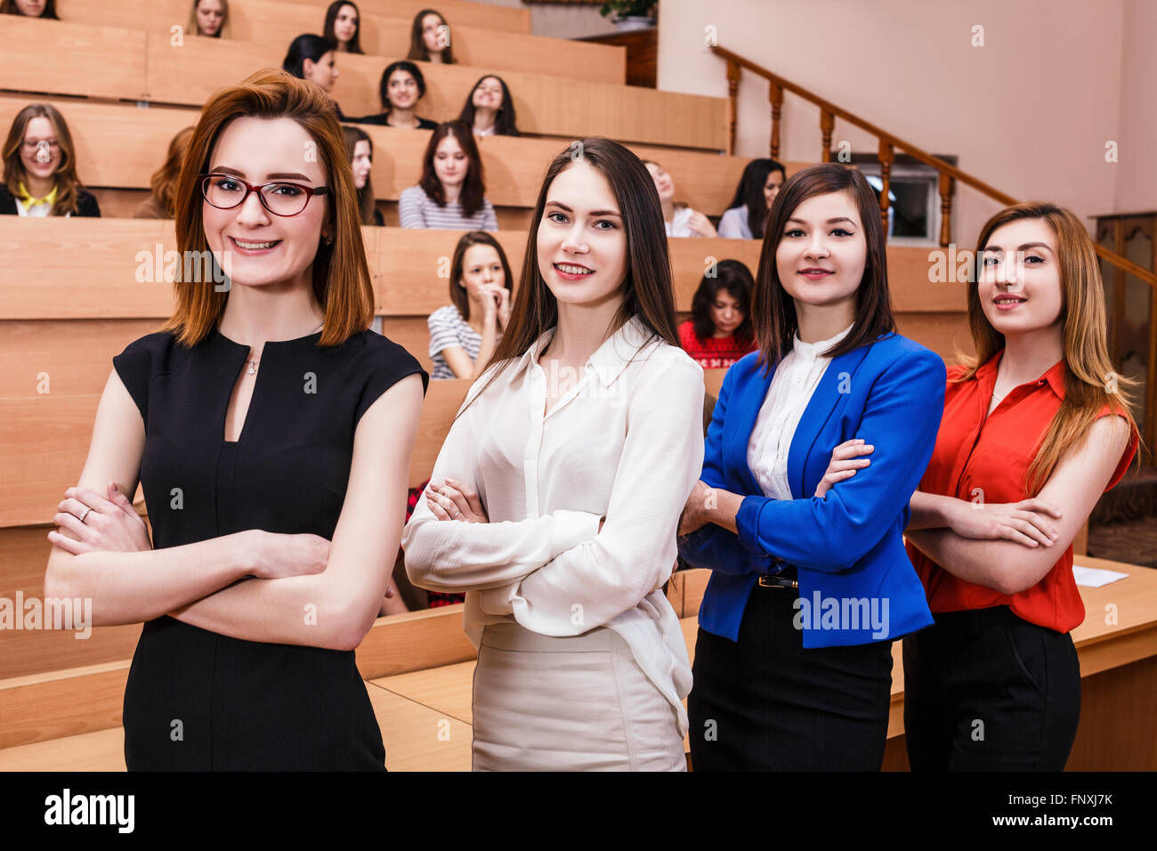 Giovani donne in aula con gli studenti Foto Stock