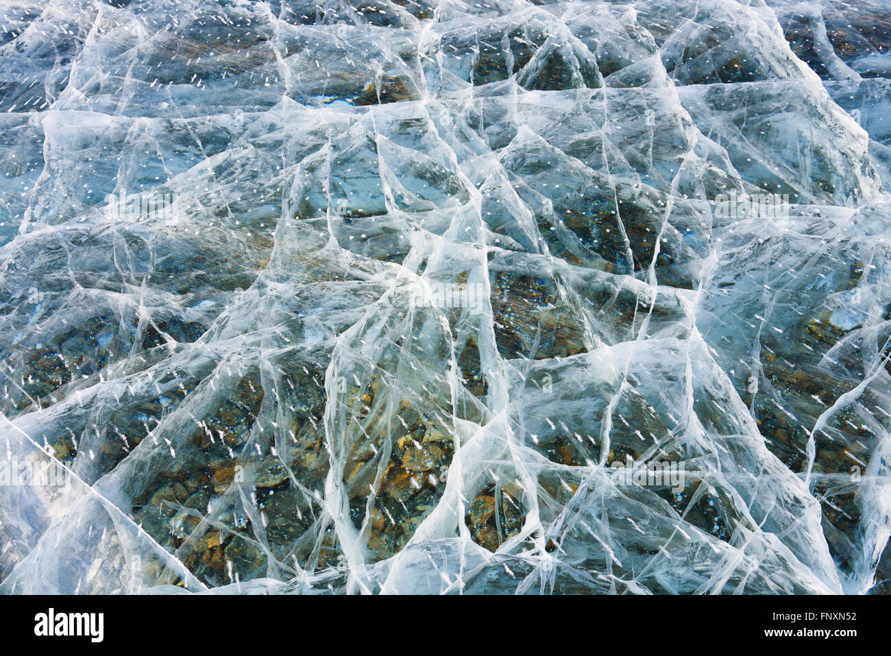 Trasparente ghiaccio puro del Lago Hovsgol . Possiamo vedere le pietre a fondo del lago . Su ghiaccio snow blizzard pereduvaet Foto Stock