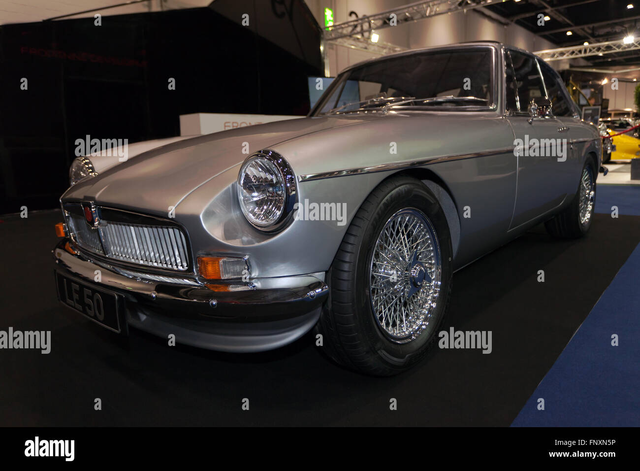Una bella restaurata, argento MGB GT in mostra statica al 2016 London Classic Car Show Foto Stock