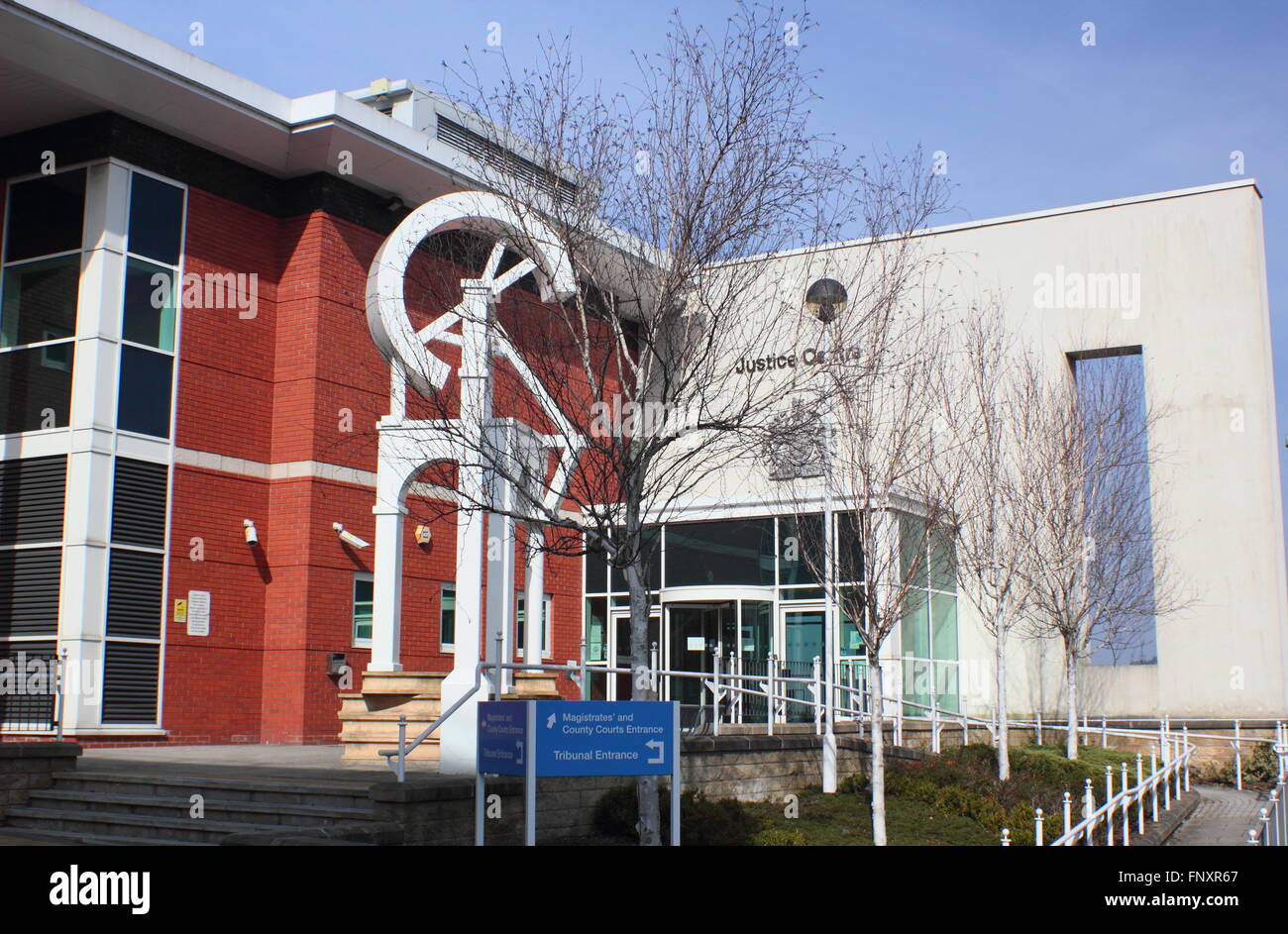 Il centro della giustizia in Chesterfield, Derbyshire incorporante corte dei magistrati, County Court e la Famiglia Corte centro acustico,UK Foto Stock