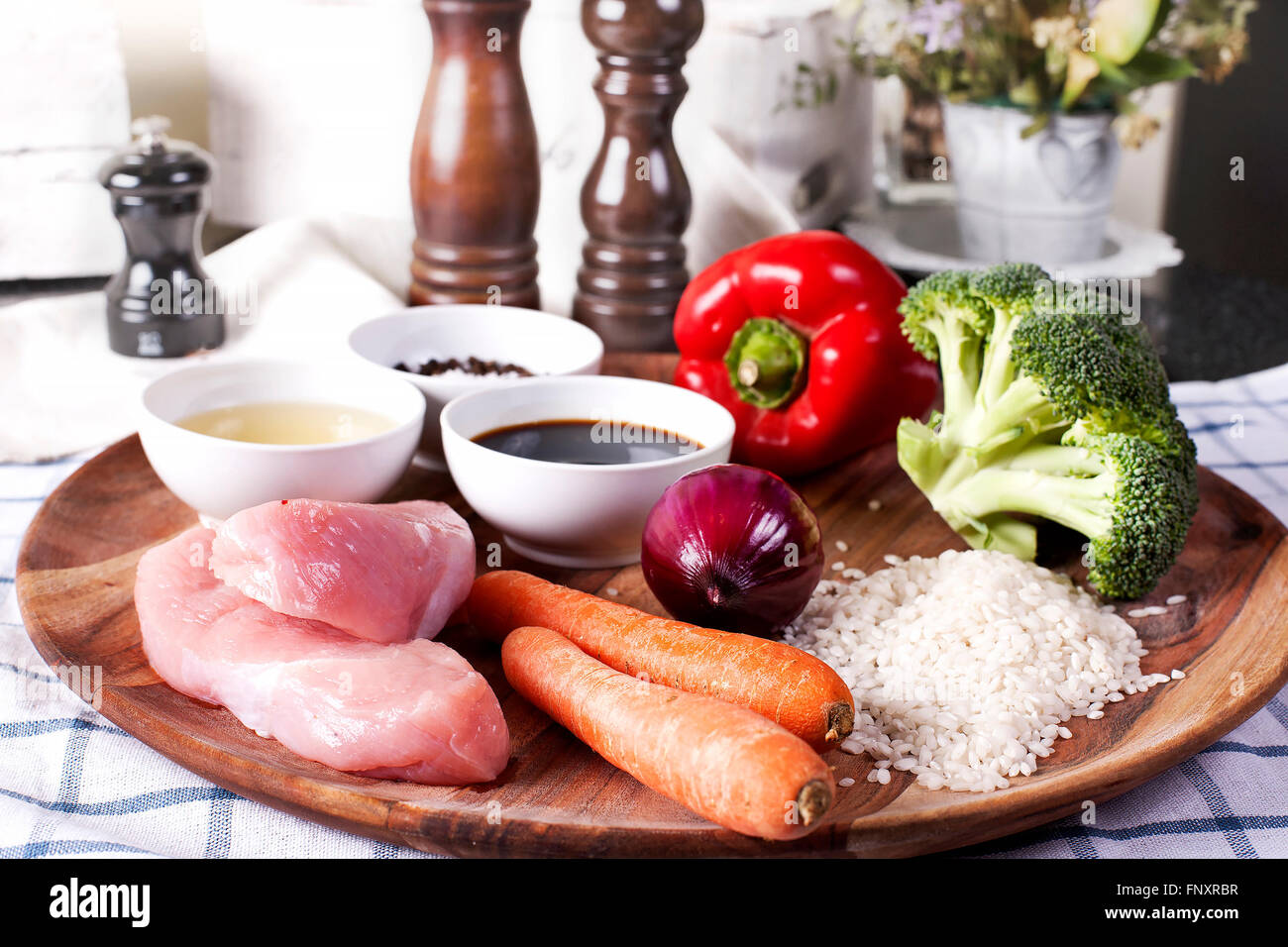 Ingredienti per il pollo teriyaki con vapore di riso e verdure. Pasto placcato sul ristorante - immagine di stock. Foto Stock