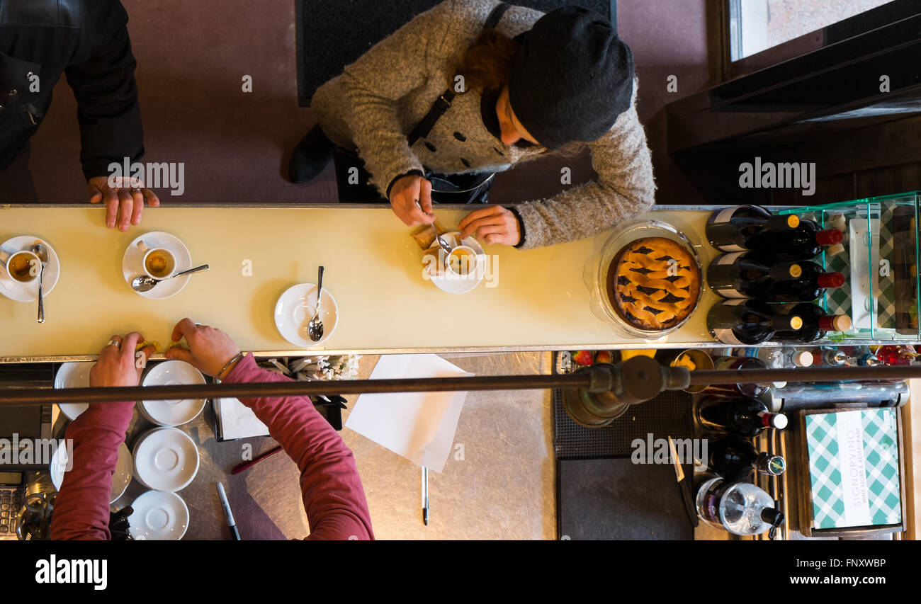 Donna cliente di bere il caffè espresso italiano al bancone bar in coffee shop Foto Stock