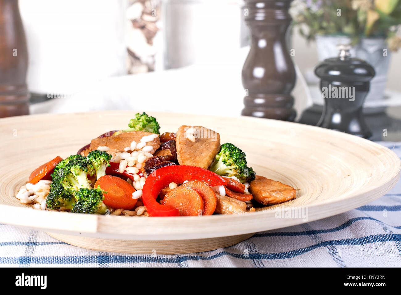 Pollo Teriyaki con vapore di riso e verdure. Pasto placcato sul ristorante - immagine di stock. Foto Stock