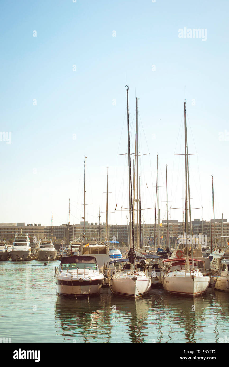 ALICANTE, Spagna - 9 Settembre 2014: baia con yacht privato in centro citta'. Le barche si erge sul dock a waterfront, Alicante, Spagna Foto Stock
