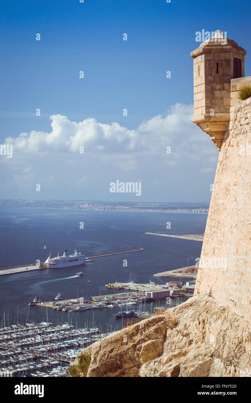 ALICANTE, Spagna - 9 Settembre 2014: Yacht Porto di Alicante, vista dal castello di Santa Barbara, Valencia, Spagna Foto Stock