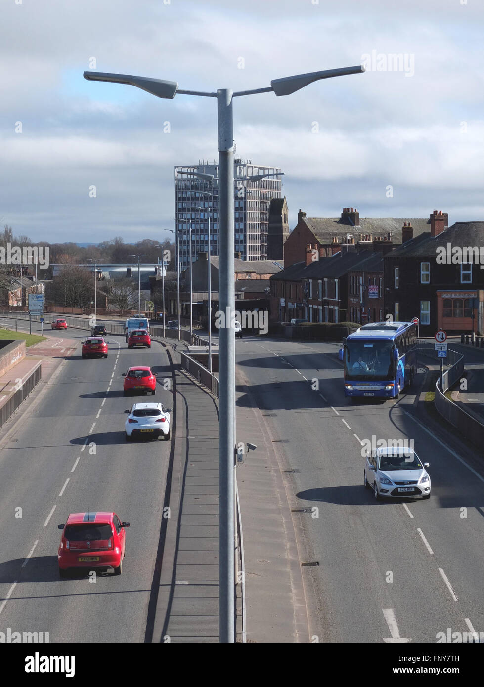 La strada a doppia carreggiata attraverso Carlisle, Cumbria Foto Stock