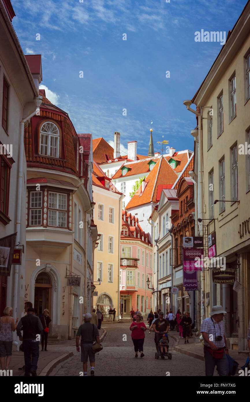 Tallinn, Estonia - 12 Giugno 2015: i turisti a camminare in una via stretta, restaurato in stile medievale. Le strade della città vecchia di Tallinn Foto Stock