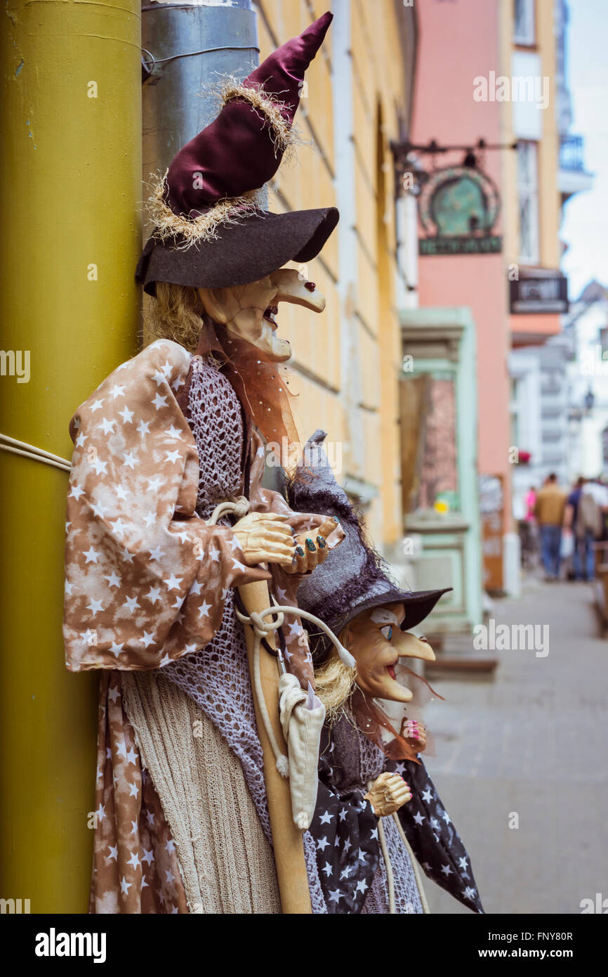 Tallinn, Estonia - Yuni 14, 2015: Witch - rag giocattoli fatti a mano sono sulla strada, che attirano i turisti al negozio di articoli da regalo. Giocattoli Foto Stock