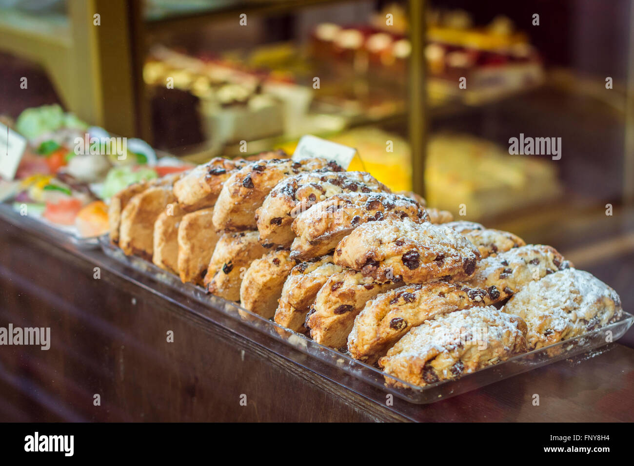 TALLINN, Estonia - YUNI 13, 2015: deliziosi biscotti in una vetrina su una delle vie centrali, Tallinn, Estonia Foto Stock