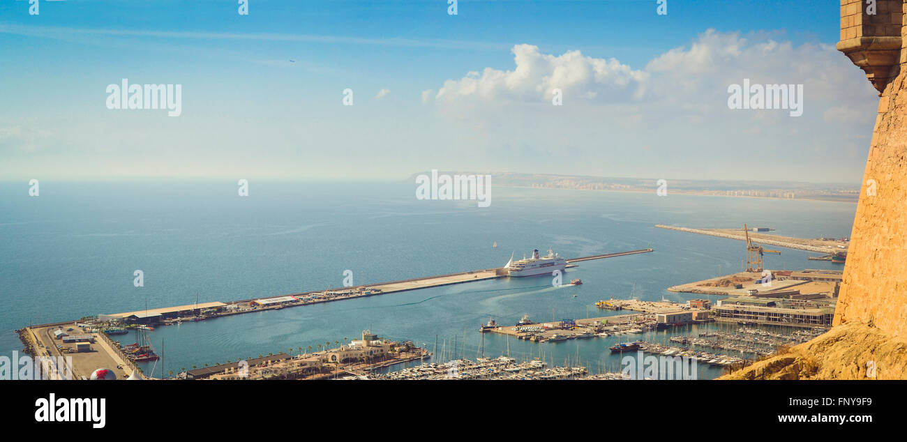ALICANTE, Spagna - 9 Settembre 2014: vista del porto degli yacht di Alicante, Castello di Santa Barbara, Valencia Spagna Foto Stock
