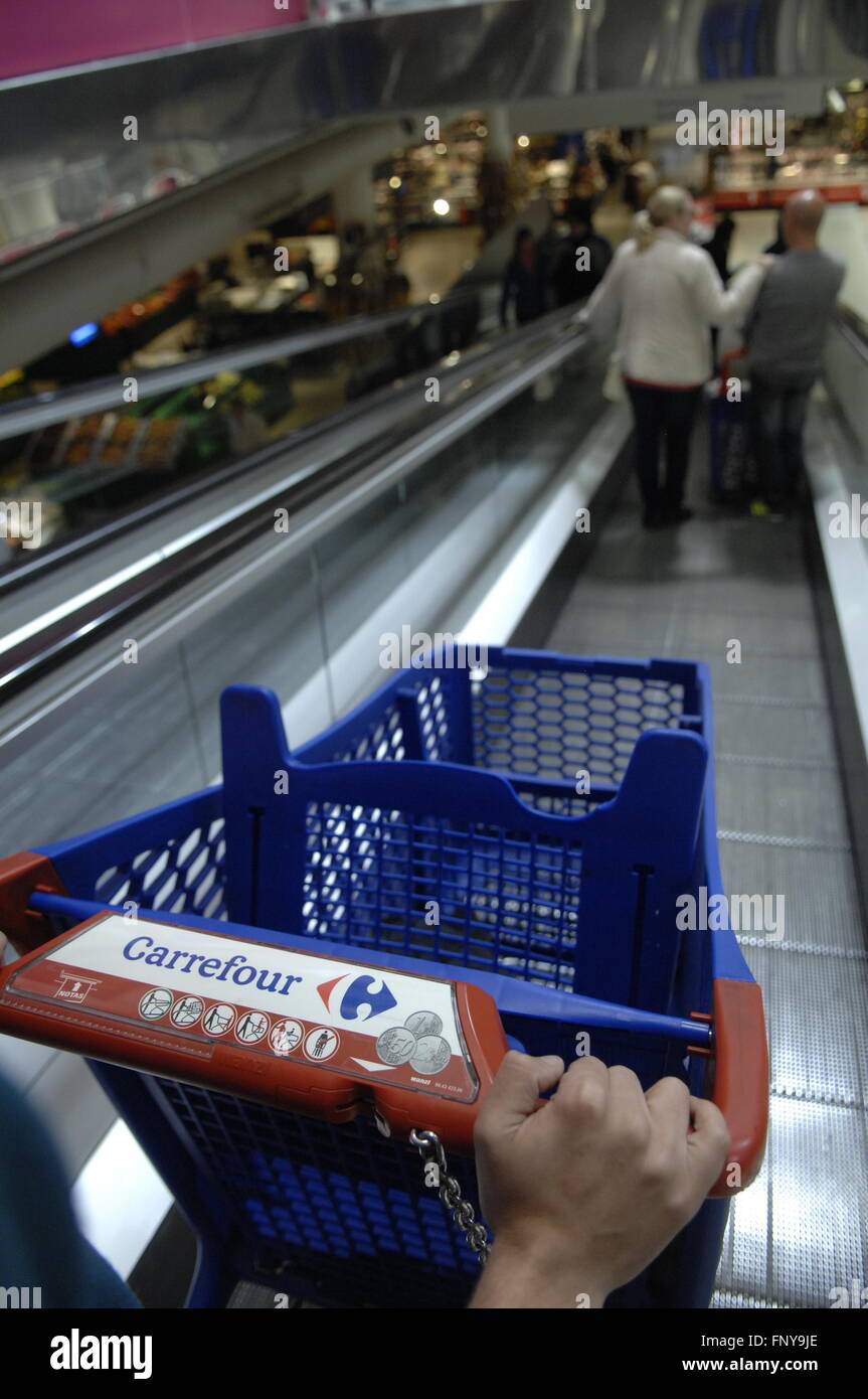 Carrefour Carrello della spesa su una scala mobile all'interno del  supermercato Foto stock - Alamy